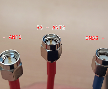 Selbstklebende Flachantenne mit 3 Kabeln 2G/3G/4G/5G/GPS/Glonass/Galileo E1/